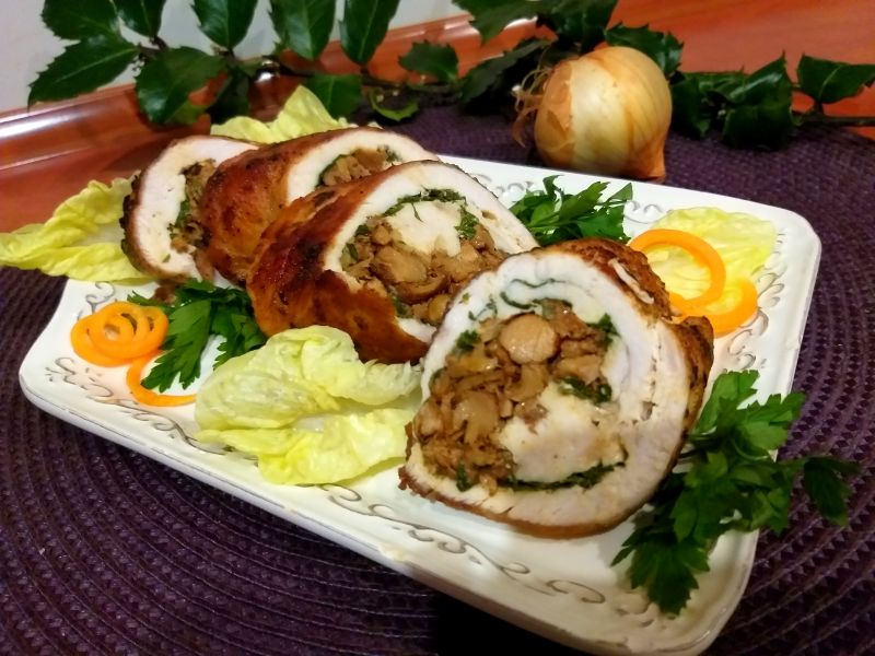 Rolada drobiowa z kurkami i natką pietruszki Rolada drobiowa z kurkami i natką pietruszki