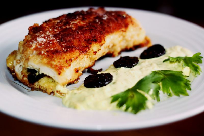 Rolada drobiowa z podwędzanymi śliwkami i serem