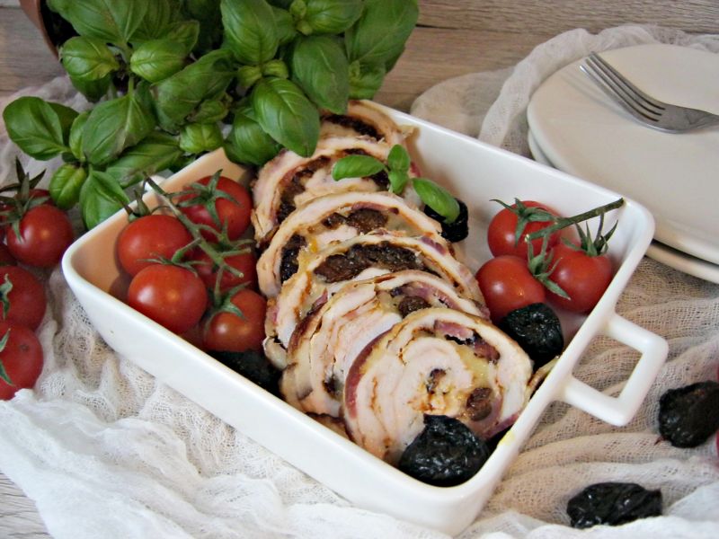 Rolada drobiowa ze śliwką i boczkiem Rolada drobiowa ze śliwką i boczkiem