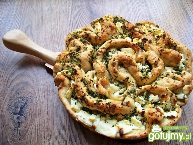 Rolada drożdżowa z fetą i czosnkiem