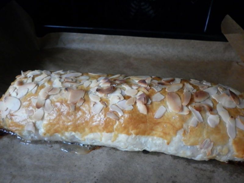 Rolada francuska z jabłkami i cynamonem