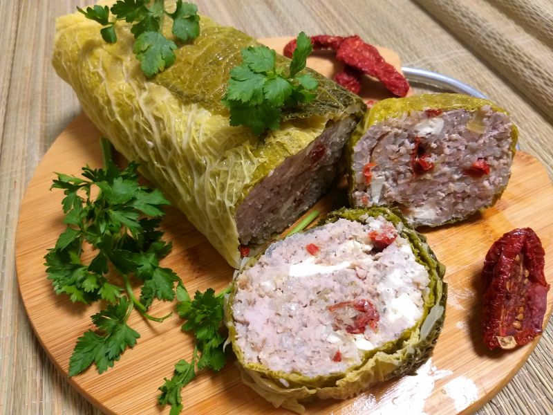 Rolada gołąbkowa z mięsem, kaszą i dodatkami  Rolada gołąbkowa z mięsem, kaszą i dodatkami