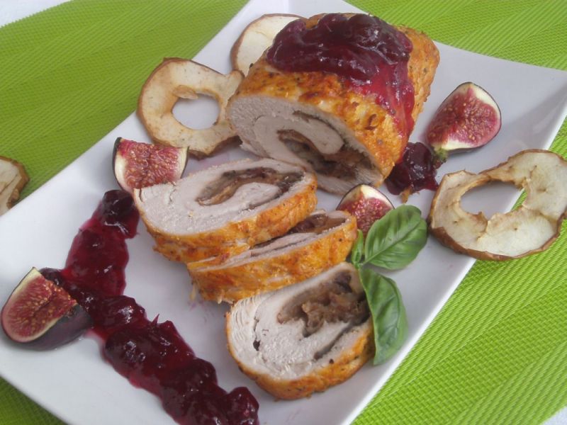 Rolada indycza z suszonymi jabłkami i żurawiną