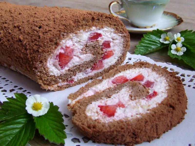 Rolada kakaowa truskawkowo-migdałowa