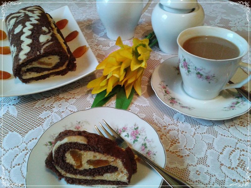 Rolada kakaowa z orzechową pralinką