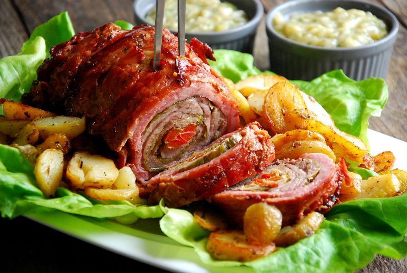 Rolada karkówkowa z liśćmimłodej kapusty Rolada karkówkowa z liśćmimłodej kapusty