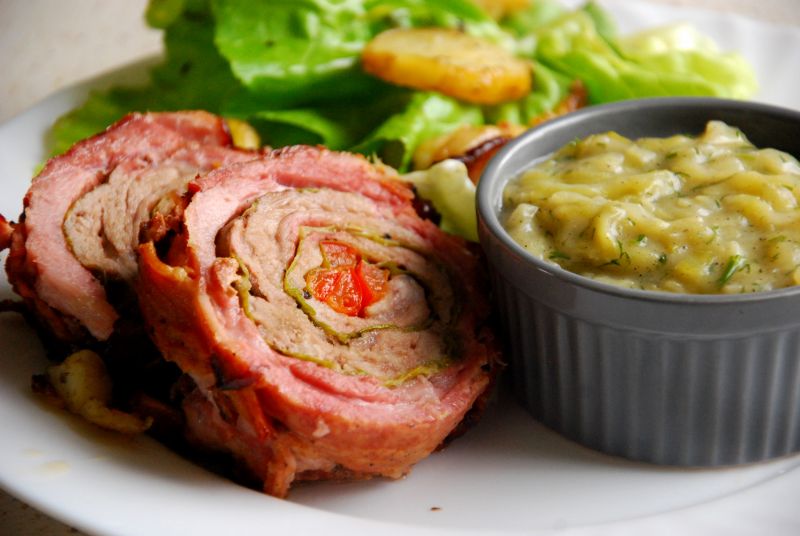 Rolada karkówkowa z liśćmimłodej kapusty Rolada karkówkowa z liśćmimłodej kapusty