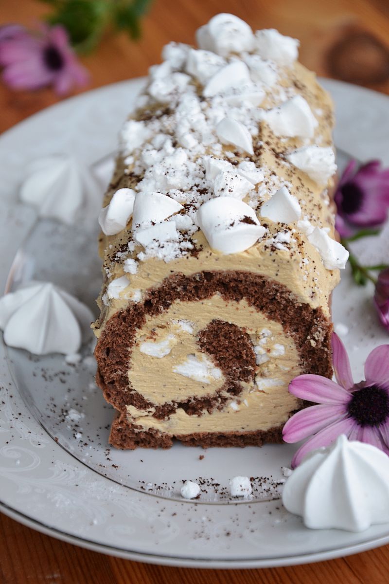 Rolada kawowa z bezami