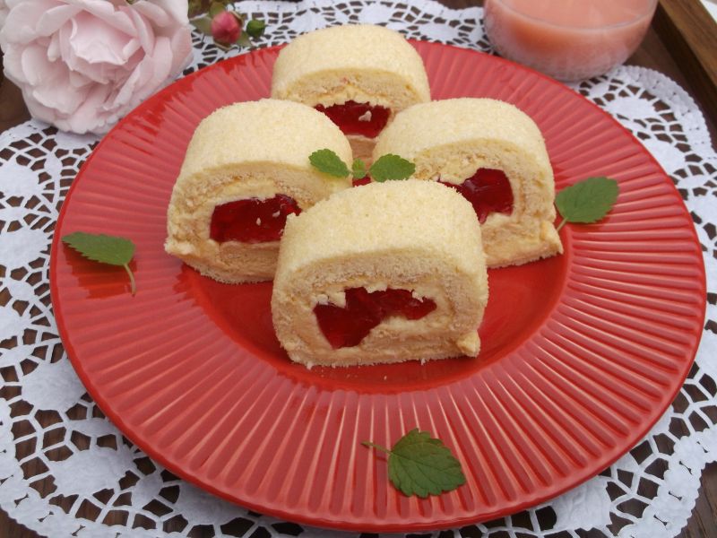 Rolada kokosowa z galaretkowym oczkiem