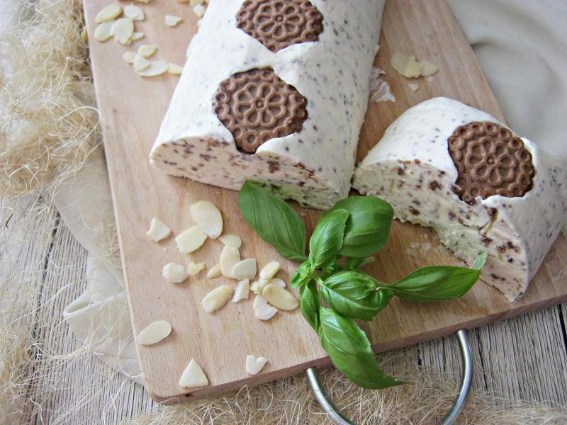 Rolada lodowa o smaku ciasteczkowo bazyliowym Rolada lodowa o smaku ciasteczkowo bazyliowym