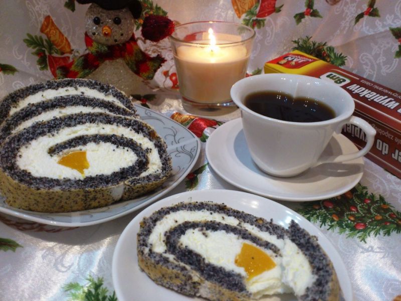 Rolada makowa z bitą śmietaną i brzoskwiniami.