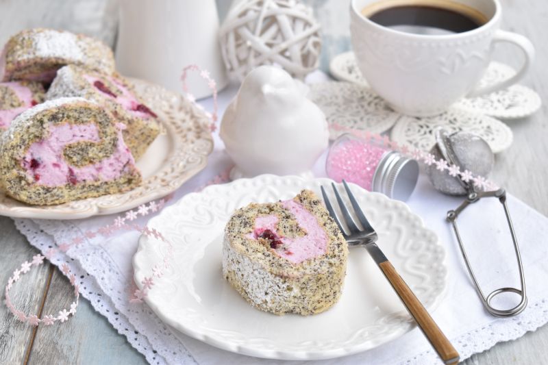 Rolada makowa ze śmietankowo-wiśniowym kremem Rolada makowa ze śmietankowo-wiśniowym kremem