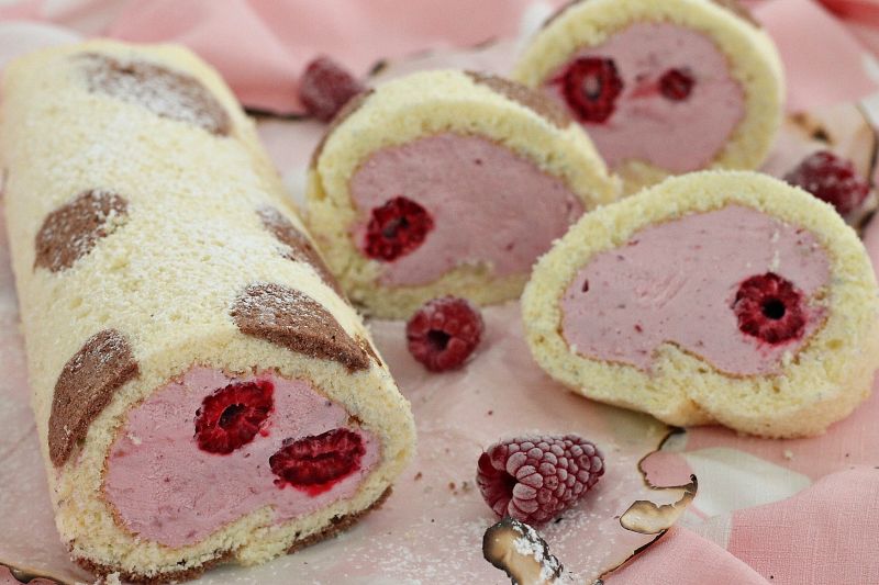 Rolada malinowa łaciata