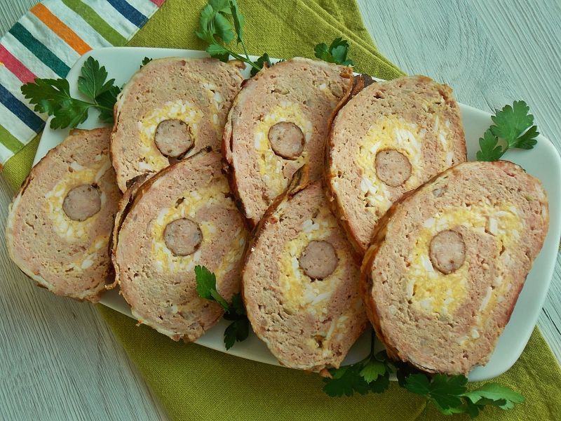 Rolada mięsna z farszem jajecznym i kabanosem 