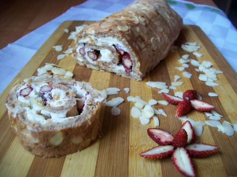 Rolada migdałowa z poziomkami Rolada migdałowa z poziomkami