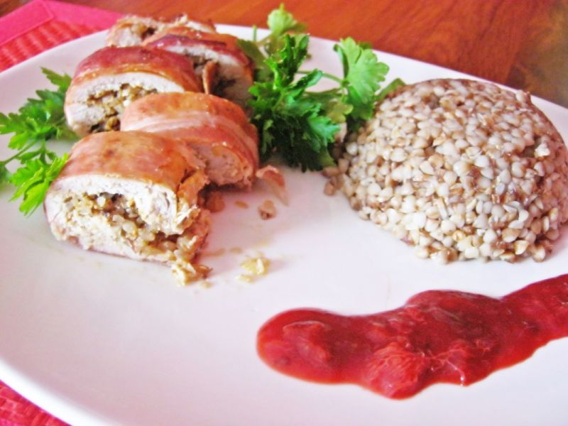 Rolada nadziana kaszą i śliwkami otulona szynką  Rolada nadziana kaszą i śliwkami otulona szynką