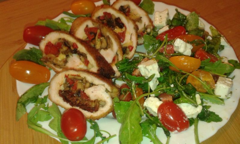 Rolada nadziana na bogato z smaczną sałatką Rolada nadziana na bogato z smaczną sałatką