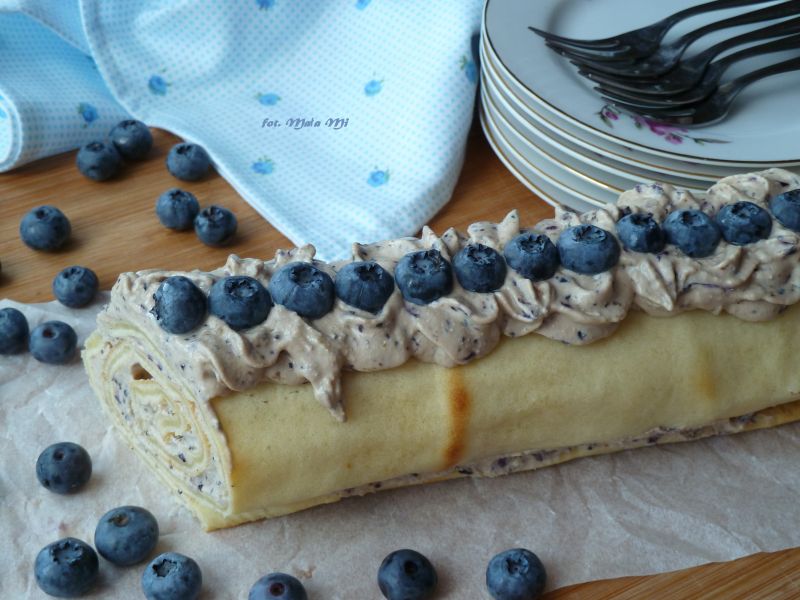 Rolada naleśnikowa z kremem borówkowym