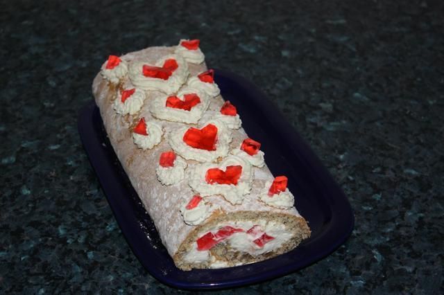 rolada orzechowa z bitą śmietaną rolada orzechowa z bitą śmietaną