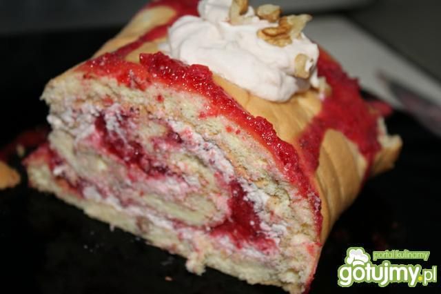 Rolada orzechowa z musem truskawkowym  Rolada orzechowa z musem truskawkowym