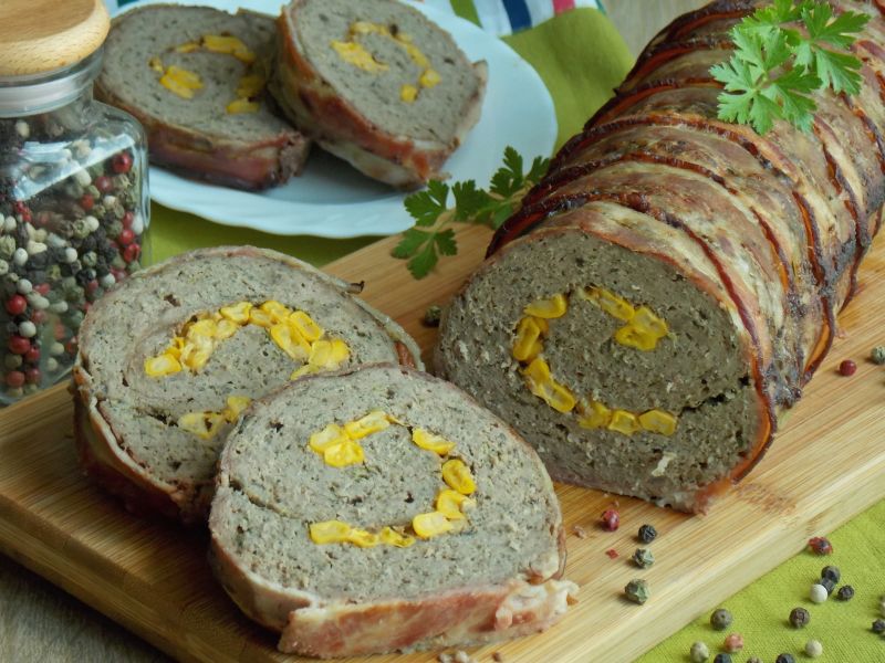 Rolada pieczeniowa z wołowiny otulona boczkiem