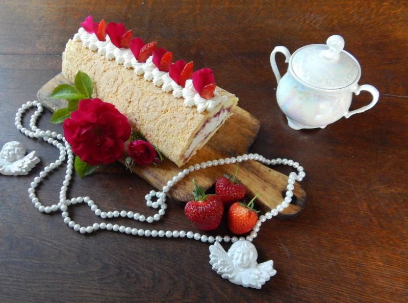 Rolada różano truskawkowa