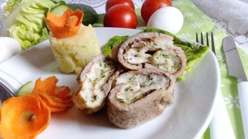 Rolada schabowa z białym omletem i mozzarellą