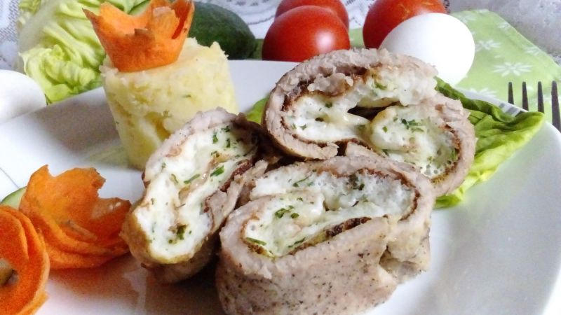 Rolada schabowa z białym omletem i mozzarellą