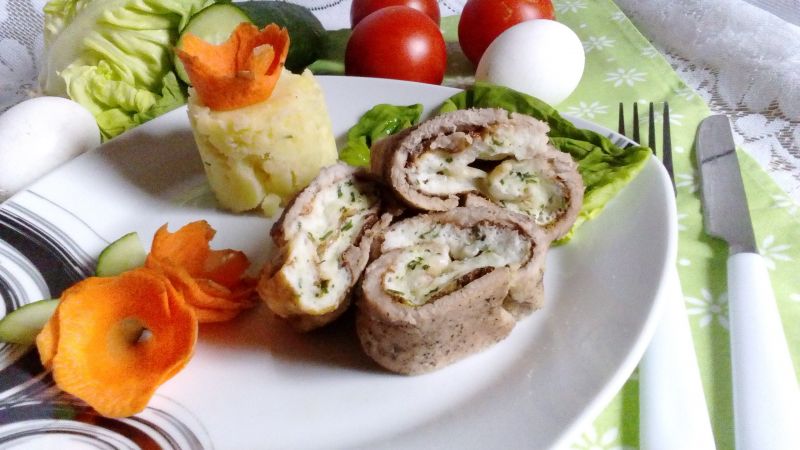 Rolada schabowa z białym omletem i mozzarellą