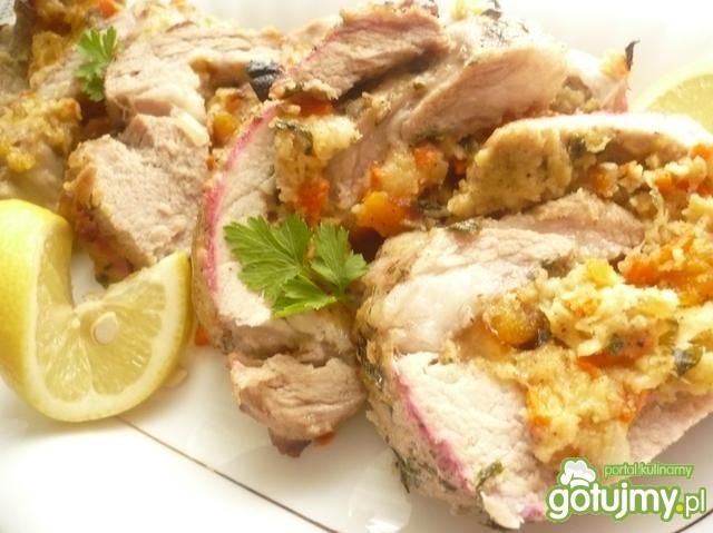 Rolada schabowa z marchewką i morelami