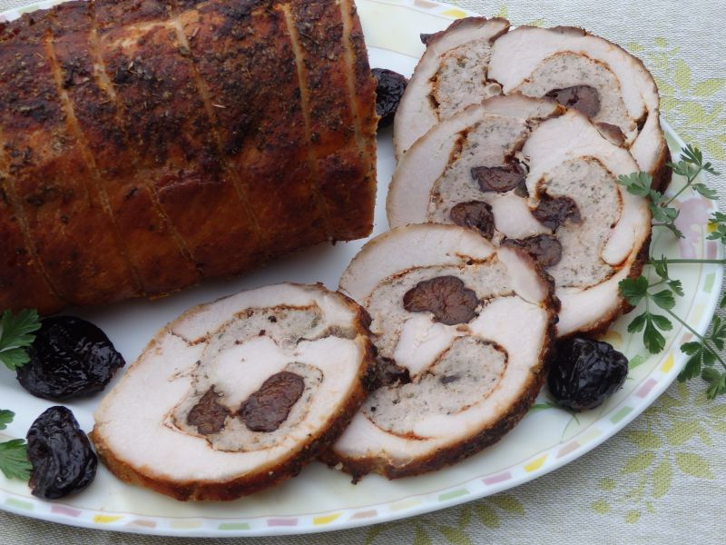 Rolada schabowa z mięsem mielonym i śliwkami Rolada schabowa z mięsem mielonym i śliwkami