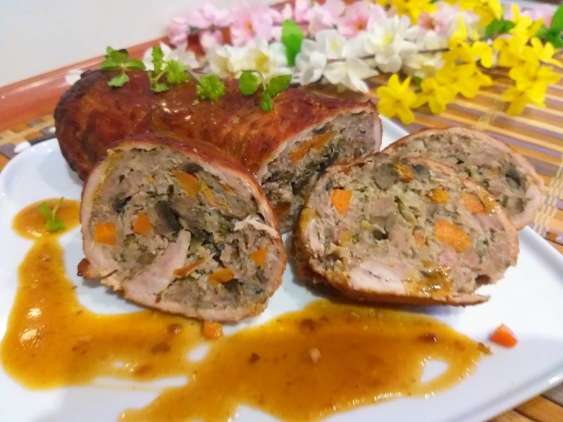 Rolada schabowa z mięsno warzywnym nadzieniem Rolada schabowa z mięsno warzywnym nadzieniem