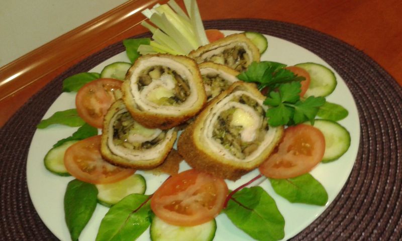 Rolada schabowa z porem,pieczarkami i mozzarellą 