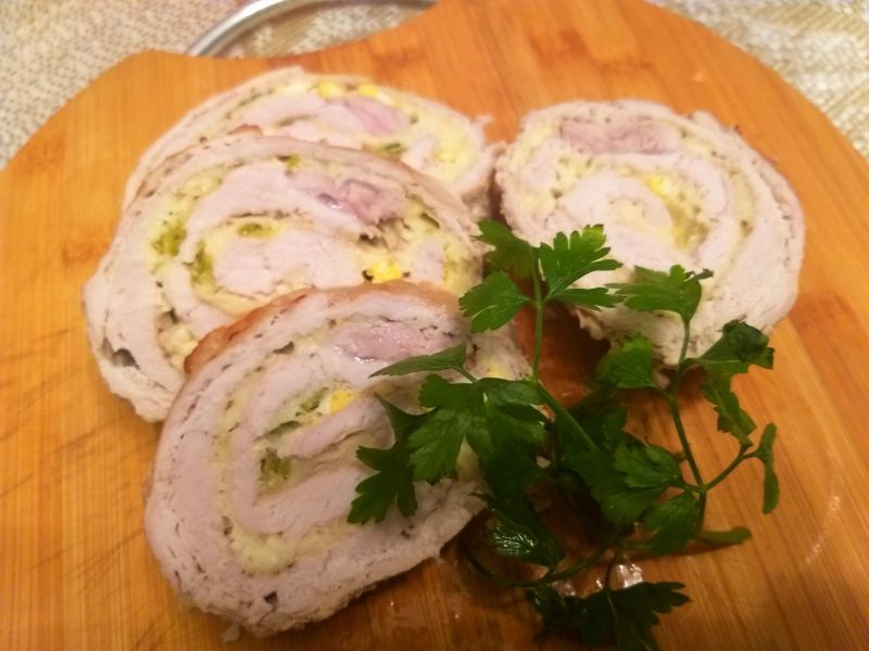 Rolada schabowa z żółtym serem, jajkiem i ogórkiem