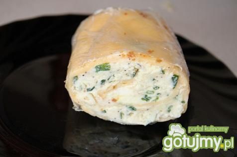 Rolada serowa  z jajkiem i szczypiorkiem