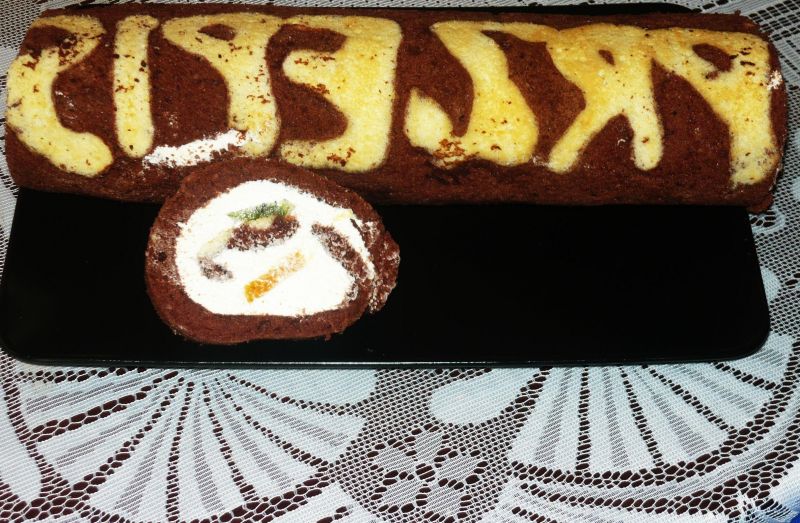 Rolada serowa z owocami Rolada serowa z owocami