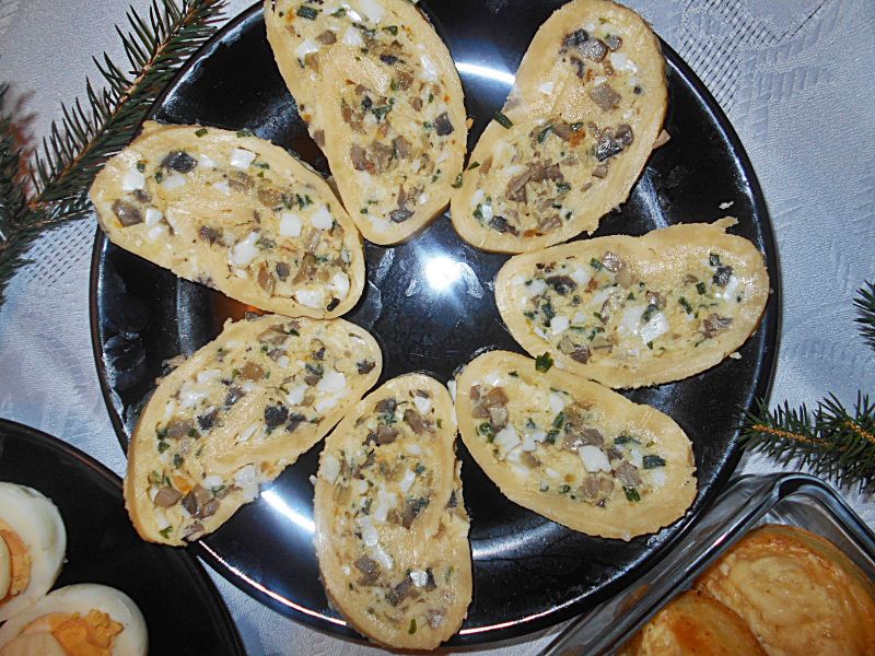 Rolada serowa z pieczarkami i jajkami