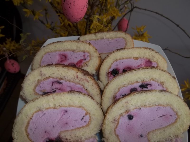 Rolada śmietankowo - jagodowa 