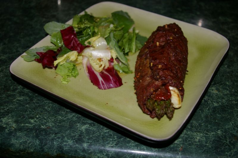 Rolada szparagowo-pomidorowa i sałata z miętą