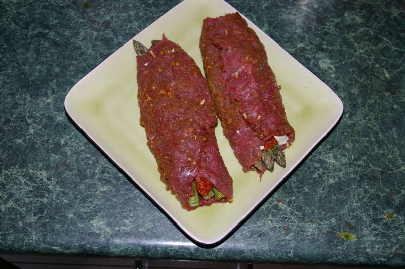 Rolada szparagowo-pomidorowa i sałata z miętą