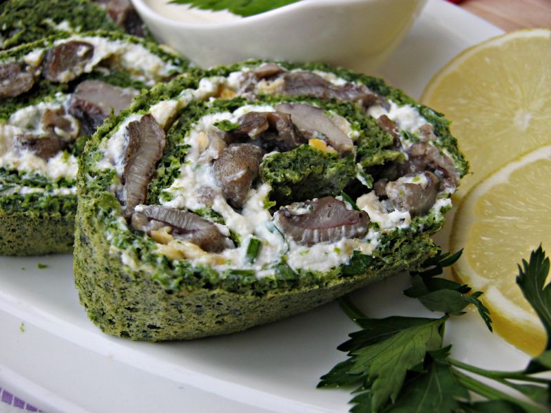 Rolada szpinakowa z maślakami Rolada szpinakowa z maślakami