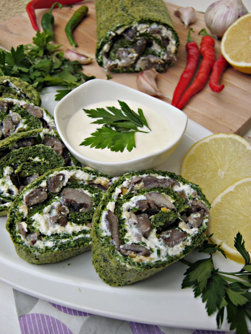 Rolada szpinakowa z maślakami Rolada szpinakowa z maślakami