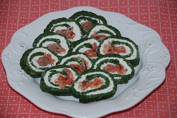 Rolada szpinakowa z serkiem chrzanowym i łososiem