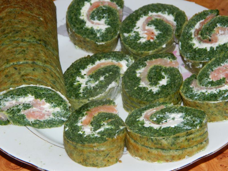 ROLADA SZPINAKOWA Z SERKIEM I ŁOSOSIEM WĘDZONYM