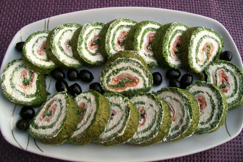 Rolada szpinakowa z wędzonym łososiem