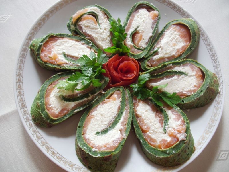 Rolada szpinakowa z wędzonym łososiem