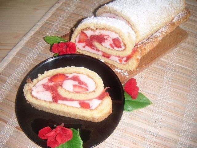 Rolada truskawkowa Rolada truskawkowa