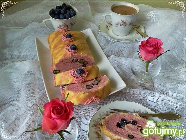 Rolada w paski z truskawkową pianką 