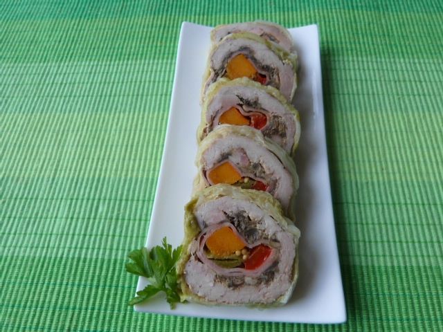 Rolada wieprzowa z warzywami  Rolada wieprzowa z warzywami