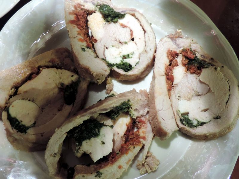 Rolada wieprzowa ze szpinakiem i pomidorami Rolada wieprzowa ze szpinakiem i pomidorami